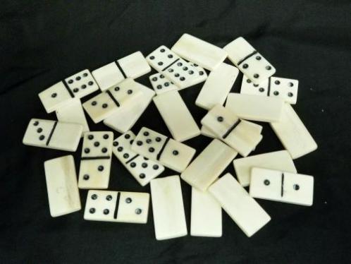 DOMINOES SET